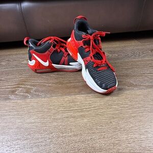Nike Lebron Witness VII Boys High-Top Basketball Shoes Black/Red 5.5Y DQ8650-005